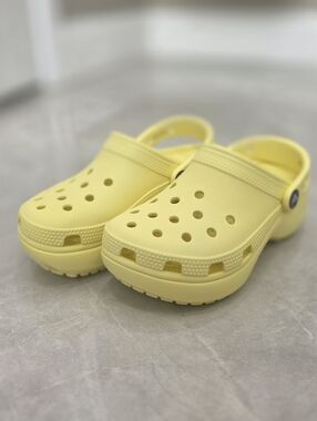 CROCS Platform Clog In Butter Yellow